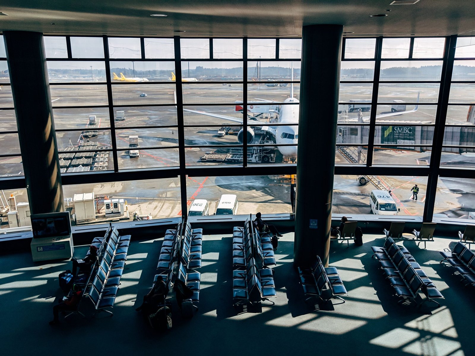 Airport lounge guide